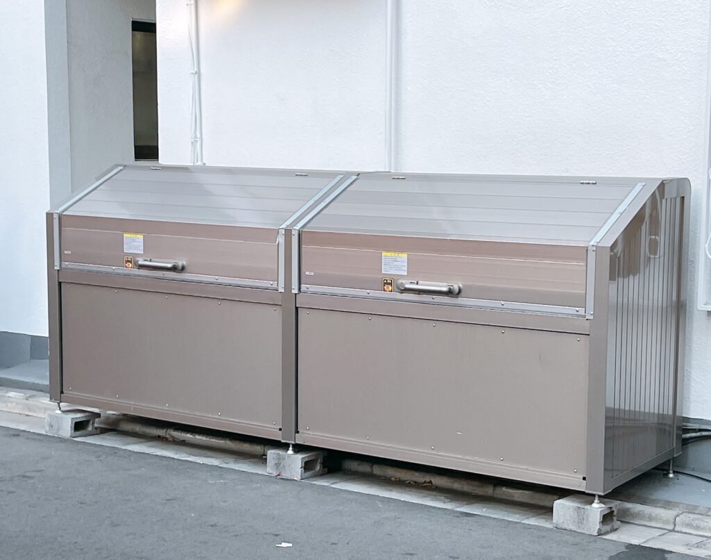 ゴミ置き場にあるごみ専用ボックス
