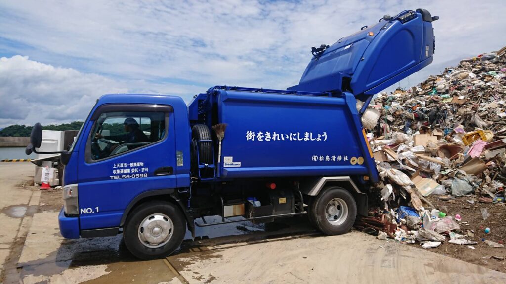 災害ごみを荷下ろし中のパッカー車