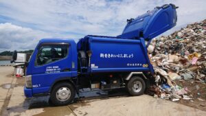 災害ごみを荷下ろし中のパッカー車