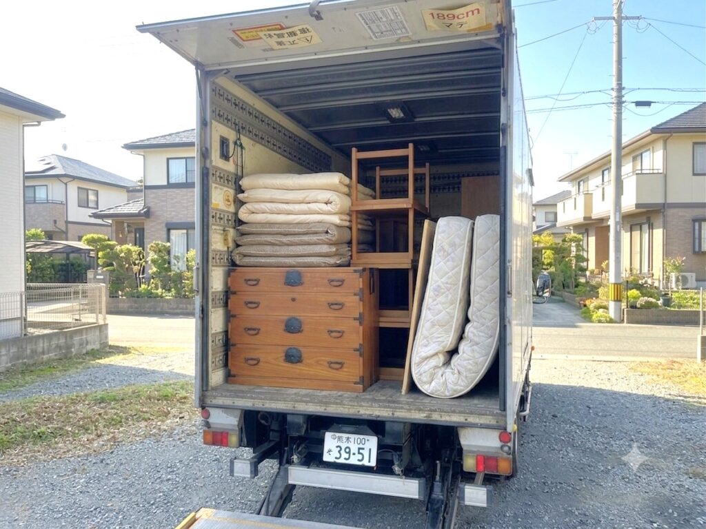 片づけをしたごみを積み込んでいる写真